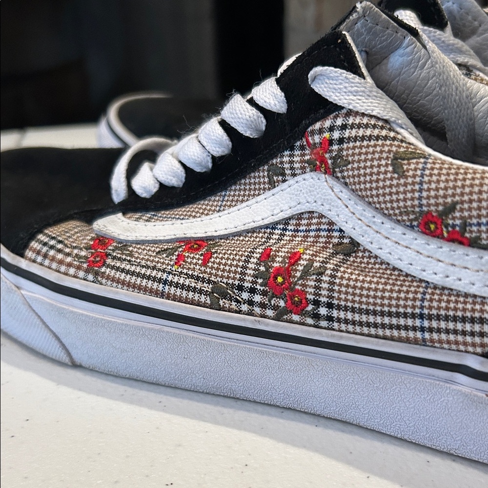 Vans Men's Black/White Plaid With Flowers Sneaker Men’s Size 8.5 Women’s Size 10 - Picture 3 of 6